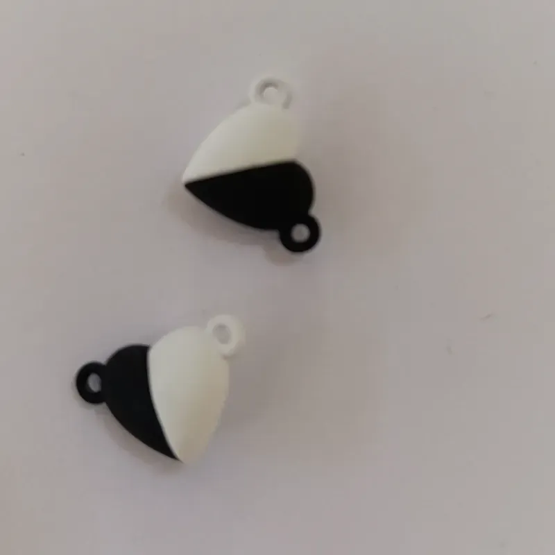 Corazón imantado en blanco y negro 