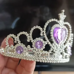 Corona plástica con decoración en 💜 morado