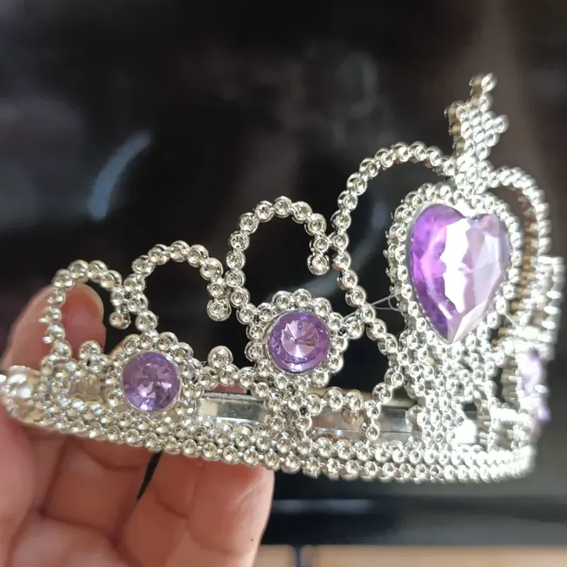 Corona plástica con decoración en 💜 morado