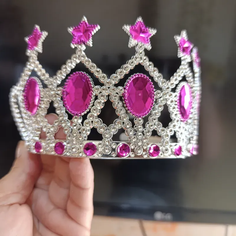 Corona plástica con decoración rosada