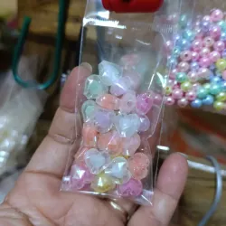 Cuenta en forma de corazón acrílico encapsulado