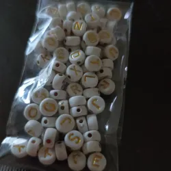 🔠✨ Cuentas de Letras Blancas con Dorado – Surtidas