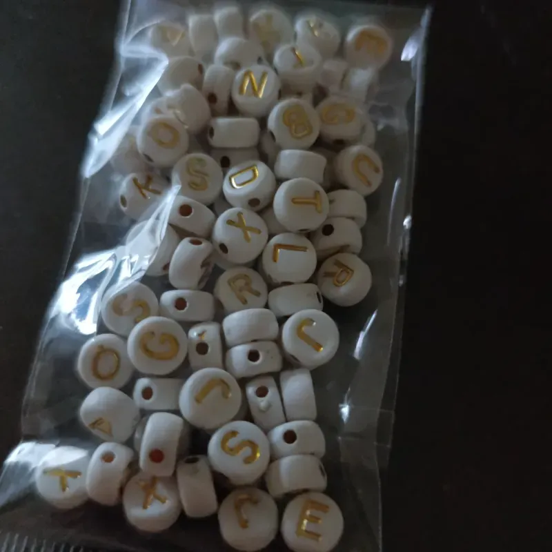🔠✨ Cuentas de Letras Blancas con Dorado – Surtidas