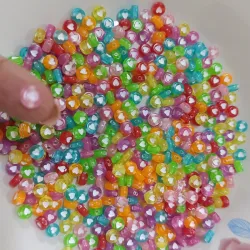 Cuentas en forma de corazones multicolor 