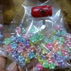 Cuentas en forma de flor multicolores