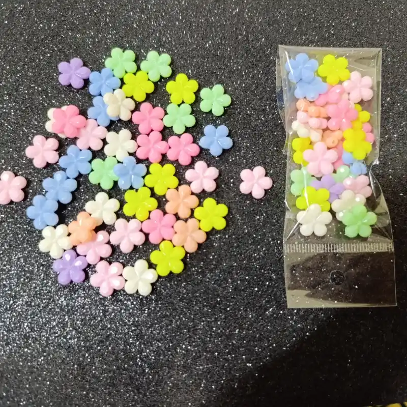 Cuentas en forma de flor plana multicolor 