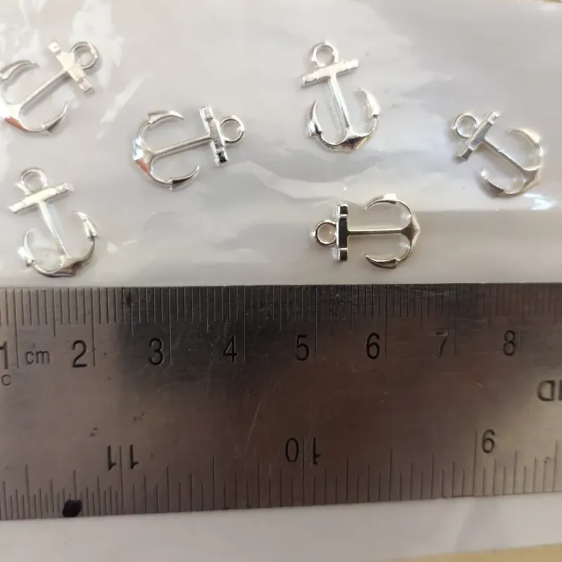 Dije en forma de ⚓ ancla 