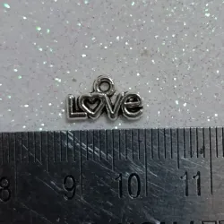 Dije pequeño con letras love