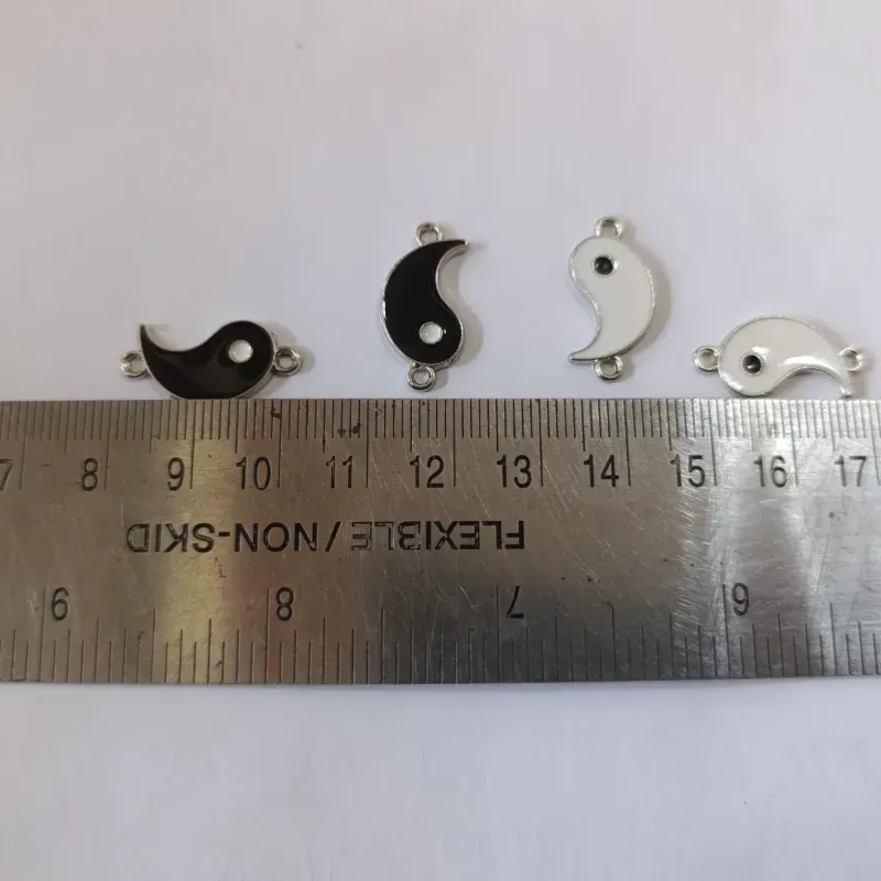 Dijes de ying yang en separados 