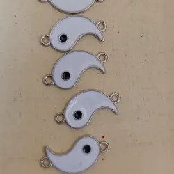 Dijes de ying yang en separados solo blancos