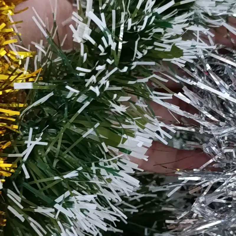 Escarcha navideña o rabo de gato verde claro con puntas blancas