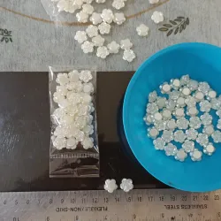 Flor blanca perlada
