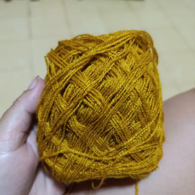 Hilo acrilán color mostaza 