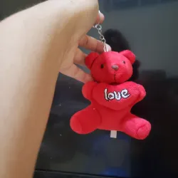 Llavero con oso de peluche rojo