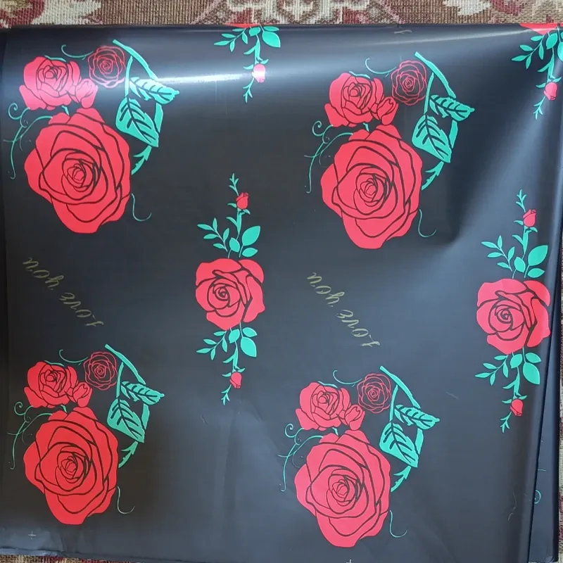 Papel coreano negro con flores rojas