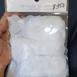 Paquete con 100 pétalos blancos de rosa artificial 