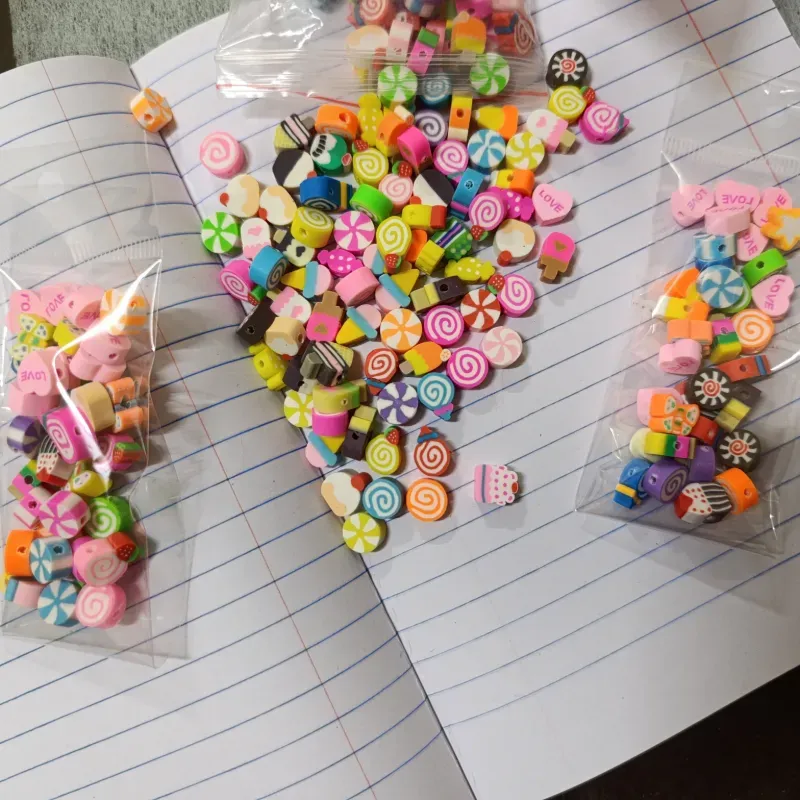Paquete con diferentes figuras de fimos 