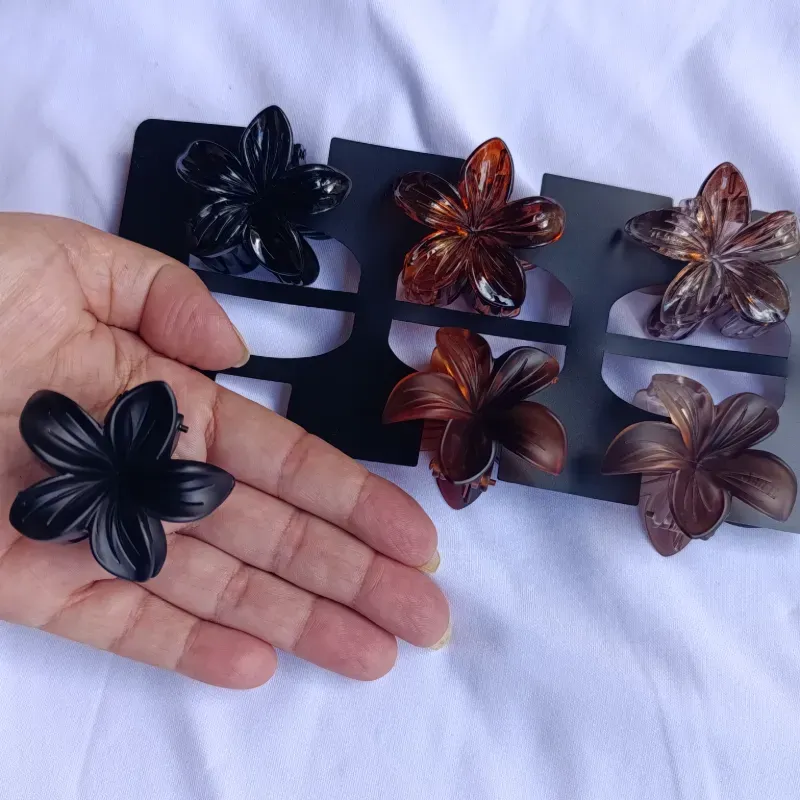 Pellizcos en forma de flor colores cafés 