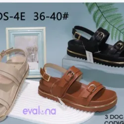 Sandalias con filo dorado calzadas