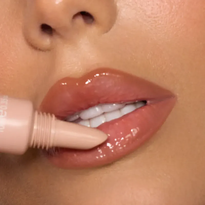 Bálsamo labial con péptidos iluminadores sabor canela tostada