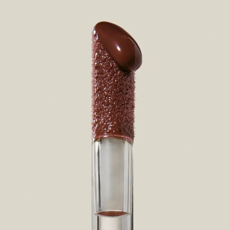 Voluminizador de labios con color 06 Azúcar moreno