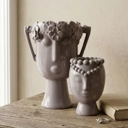 CABEZA DE MUJER CON  DETALLES A RELIEVE