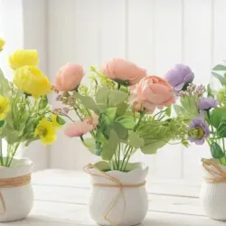 Maceta con flores artificiales