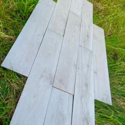 Losa de porcelanato imitación madera 