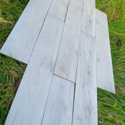 Losa de porcelanato imitación madera 