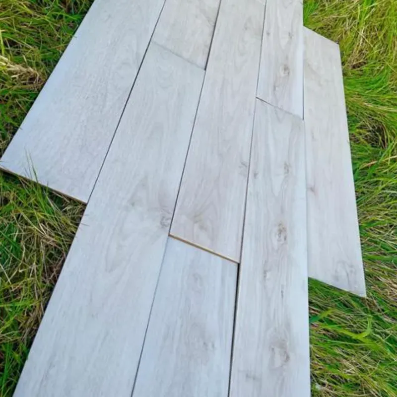 Losa de porcelanato imitación madera 