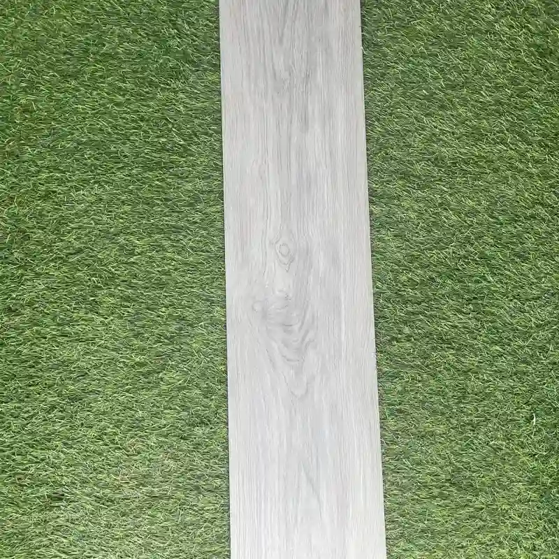 Losa de porcelanato imitación madera 