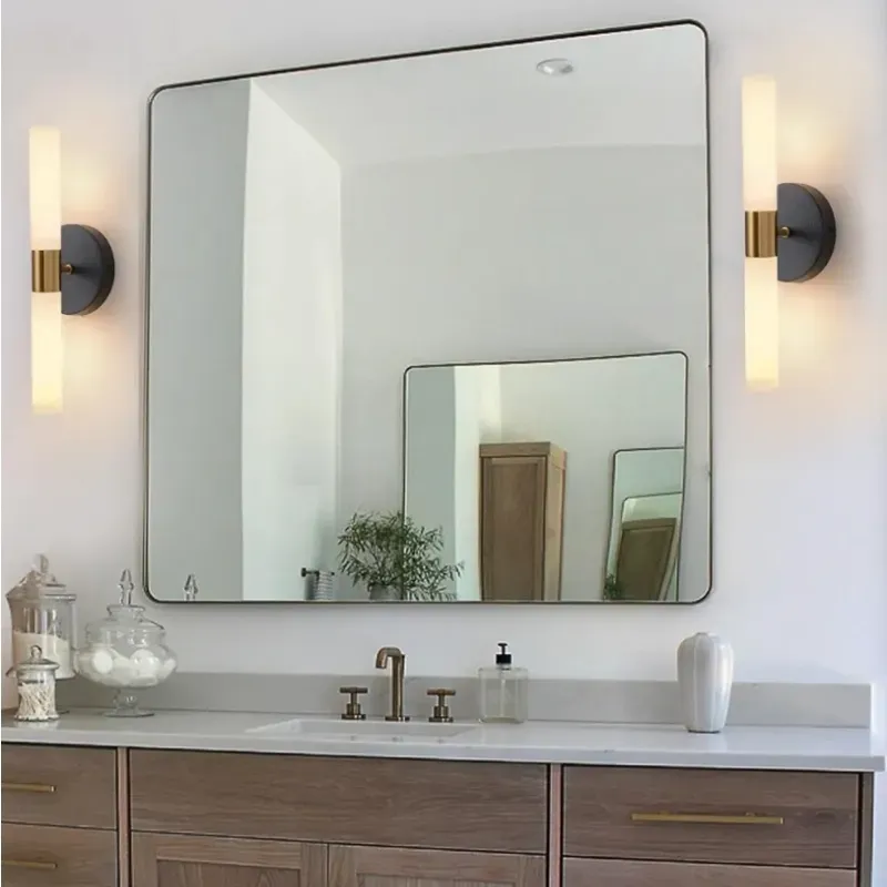 Apliques de pared - Juego de dos luces de pared negras y doradas de latón con vidrio blanco para sala de estar