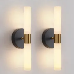 Apliques de pared - Juego de dos luces de pared negras y doradas de latón con vidrio blanco para sala de estar