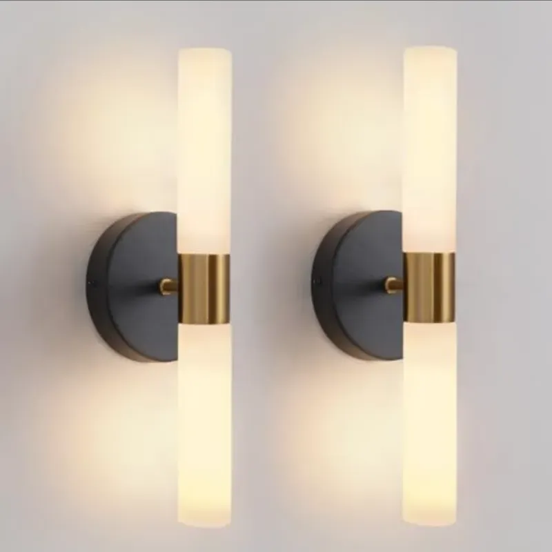 Apliques de pared - Juego de dos luces de pared negras y doradas de latón con vidrio blanco para sala de estar