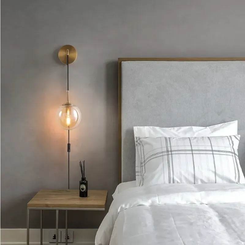 Concesiones de pared Conjunto de dos conchufes de pared enchufables con lámpara de pared de sombra de cristal de ámbar con lámpara de pared de cuerda Conce de pantalla enchufable con latón cepillado Conchufa de oro en conchos de pared Conjunto de 2 enchufes con luz de pared 