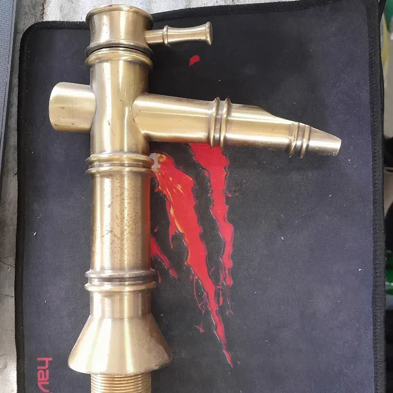 Llave mezcladora de lavamanos Dorada