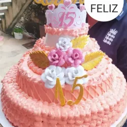 Deco cake 15 años con flores y corona