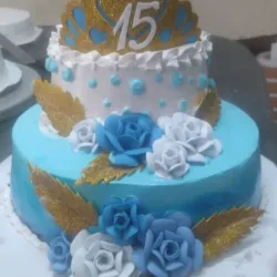 Deco cake 15 años con flores y corona