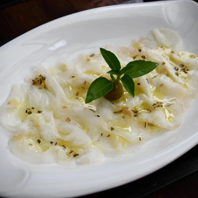 Carpaccio del Mar con Aceite de Oliva Anisado y Albahaca 