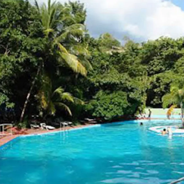 Piscina Natural de agua de rio con servicio de cafetería con comida y senderismo