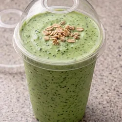 Batido Fit Verde💚 leche, proteína, mantequilla de maní, frutos secos, avena, miel, pepino