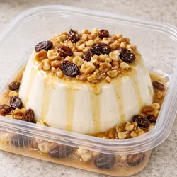 Flan fit de yogurt natural🍮😏💪🏻 huevo, proteína, yogurt natural, leche condensada, frutos secos, mantequilla de maní, miel, pasas