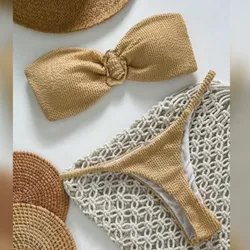 Bikini color beige corrugado con detalle dorado