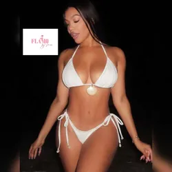 Bikini color blanco con colgante de concha talla S