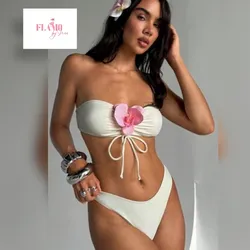 Bikini color blanco con detalle de flor rosada