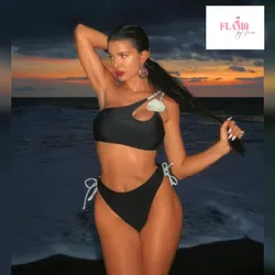 Bikini color negro con flor y detalles en blanco talla S