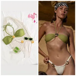 Bikini verde y blanco con detalles de conchas doradas
