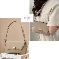 Cartera color beige correa ajustable y cierre dorado