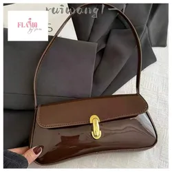 Cartera color marrón cierre dorado