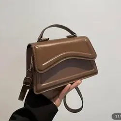 Cartera color marrón cuadrada